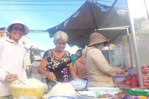 Quán mì 'độc lạ' chỉ 1.000 đồng/bát, 'nếu không có tiền xin trả nụ cười'