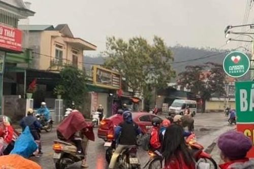 Trâu 'điên' náo loạn đường phố, nhiều học sinh bị thương