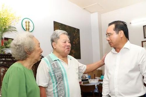 Chủ tịch TPHCM Nguyễn Văn Được thăm gia đình nguyên lãnh đạo Bộ Y tế