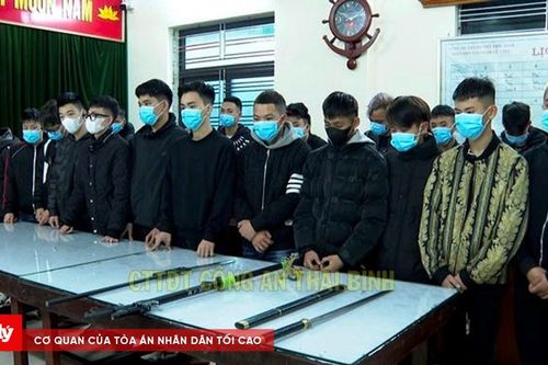 Bắt 3 nhóm thanh niên mang hung khí diễu phố