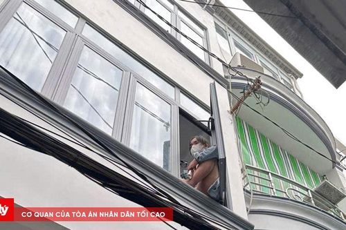10 cảnh sát cứu người phụ nữ có ý định nhảy lầu