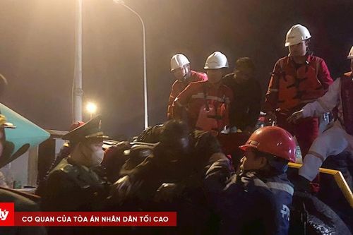 Cứu 2 thuyền viên gặp nạn trên biển
