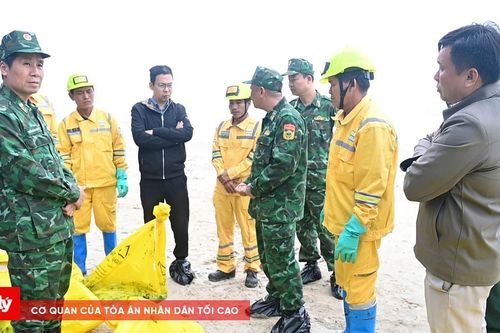 Khoảng 30 tấn dầu tràn vón cục trôi vào bờ biển Lăng Cô