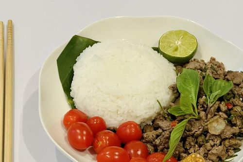 4 thói quen khi ăn cơm gây hại sức khỏe