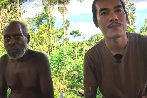 YouTuber Việt thăm bộ tộc ăn thịt người ở Indonesia, thử bánh làm từ con sâu