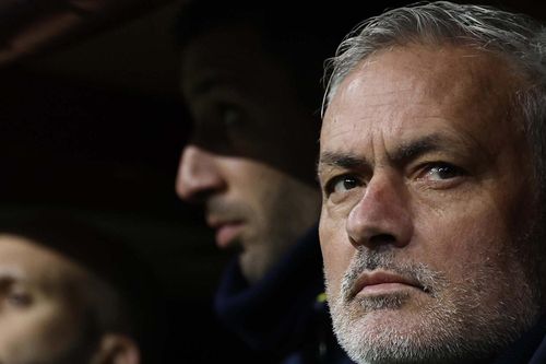 Mourinho gặp rắc rối vì 'vạ miệng', bị dọa kiện hình sự