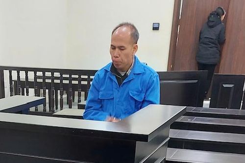 Đang ngồi ăn cỗ, người đàn ông ở Hà Nội bị đâm trúng cổ