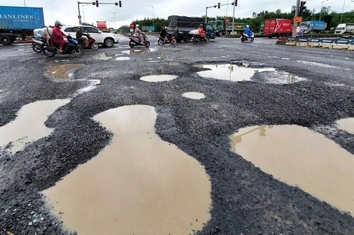 Chi chít 'ao nước' sau mưa tại nút giao vào cao tốc Đà Nẵng - Quảng Ngãi