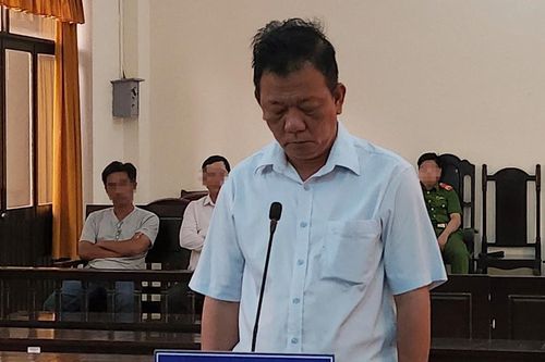 'Vòi' bị can mua hải sản, thuốc lá, cựu Phó viện trưởng Viện kiểm sát lĩnh án