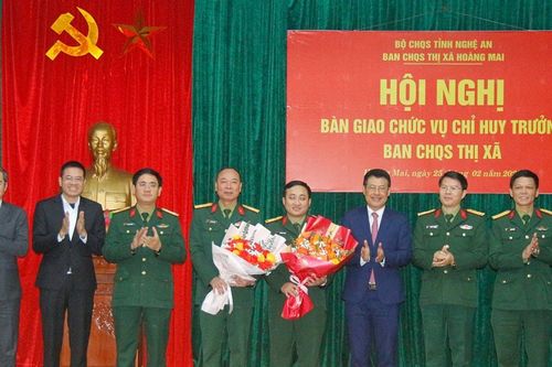 Bàn giao chức trách, nhiệm vụ Chỉ huy trưởng Ban Chỉ huy Quân sự thị xã Hoàng Mai