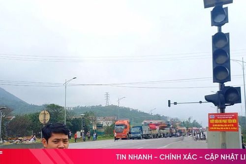 Cần sửa chữa các cụm đèn tín hiệu giao thông hoạt động chập chờn