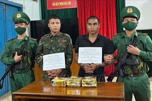 Bắt hai đối tượng vận chuyển 3kg ma túy đá