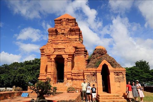 Phát huy giá trị văn hóa truyền thống gắn với phát triển du lịch