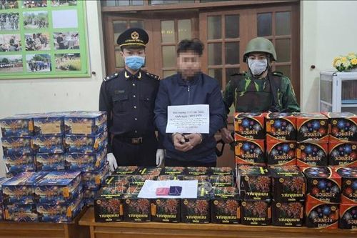 Bắt giữ đối tượng vận chuyển ma túy, pháo hoa nổ qua biên giới