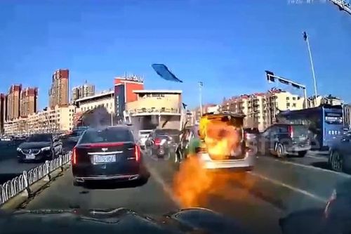 Đang dừng đèn đỏ, xe taxi bất ngờ phát nổ kinh hoàng