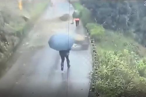 Lở đất đổ ập xuống đường, 2 người vội bỏ chạy thoát thân