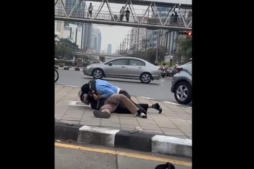 Tài xế taxi đánh nhau với người đi xe máy giữa phố