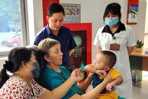 Gặp gỡ 'Bà Tây' 20 năm chữa bệnh và sáng tạo phục hồi chức năng cho người Việt