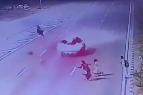 Ô tô đâm người phụ nữ tử vong rồi bỏ trốn khỏi hiện trường