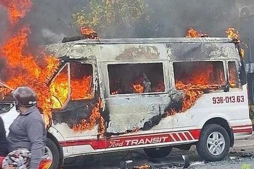 Xe cấp cứu đang chở bệnh nhân bất ngờ bốc cháy dữ dội