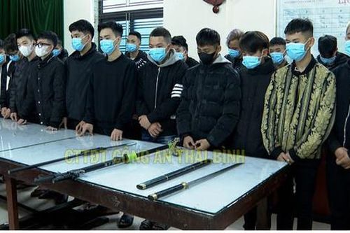 Triệu tập nhóm 'hồng hài nhi' phóng xe, cầm hung khí đánh nhau trên phố