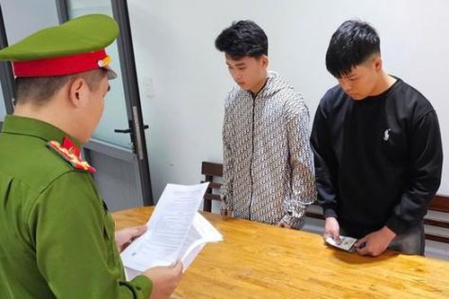 Khởi tố 2 thanh niên đánh người, cướp tài sản vì 1 ánh mắt