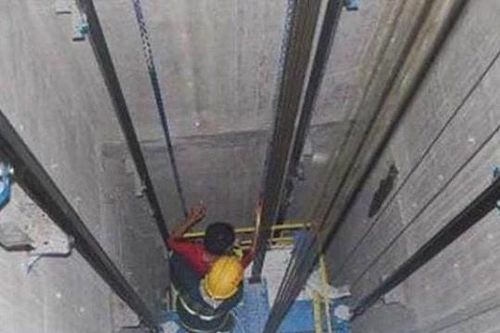 Thang máy bất ngờ rơi xuống, nhảy cẫng lên trước khi tiếp đất, liệu có cứu được mạng? Cuối cùng cũng có câu trả lời