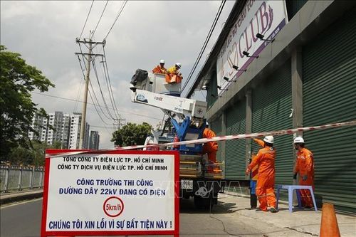 Dự kiến cuối tháng 3, hoàn tất ngầm hóa lưới điện dự án mở rộng đường Dương Quảng Hàm, TP.HCM