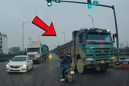 Xe tải quyết lấn làn đường ngược chiều trước nút giao, rẽ trái bất chấp nguy hiểm