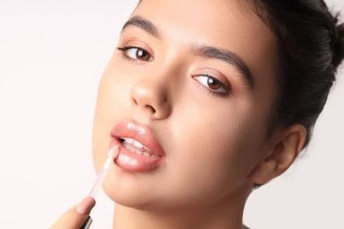 Đánh son bóng gây khô môi: Chuyện không của riêng ai!