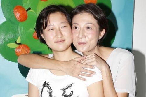 Con gái Thành Long lục thùng rác để tìm cơm