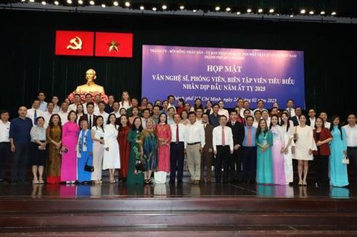 Lãnh đạo TP.HCM gặp gỡ văn nghệ sĩ nhân dịp đầu năm mới