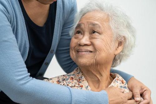 'Chữa bệnh' cho người già không chỉ bằng thuốc