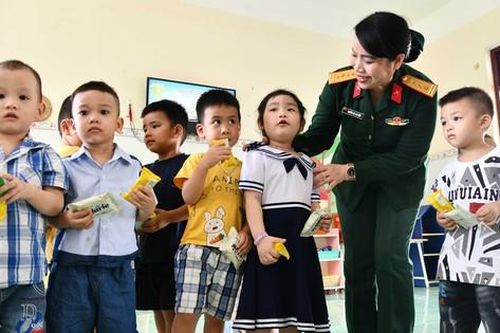 Ban Phụ nữ Quân đội kiểm tra công tác giáo dục mầm non tại Vùng 5 Hải quân