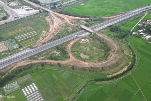 Nguyên nhân khiến đường dẫn vào cầu vượt cao tốc Quảng Nam - Quảng Ngãi chưa thể hoàn thành