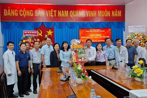 Lãnh đạo huyện Châu Phú thăm Trung tâm Y tế huyện