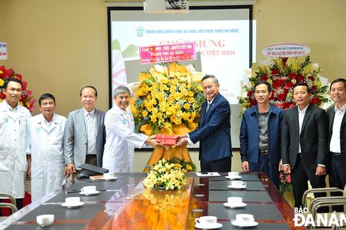 Lãnh đạo thành phố thăm, chúc mừng các đơn vị y tế nhân ngày Thầy thuốc Việt Nam