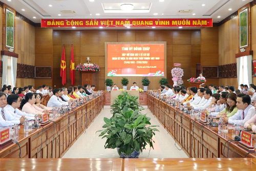 Ấm áp, thân tình buổi gặp gỡ cán bộ y tế cơ sở
