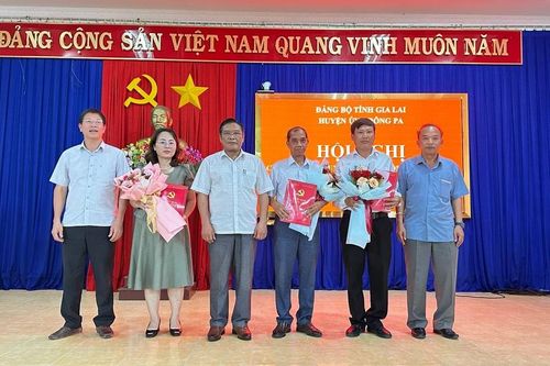 Krông Pa công bố các quyết định về công tác tổ chức và cán bộ