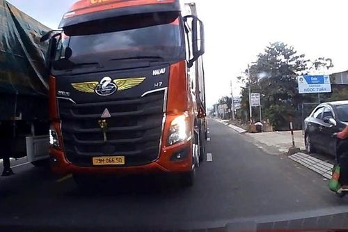 Xử lý tài xế xe đầu kéo đi không đúng làn đường từ hình ảnh người dân cung cấp