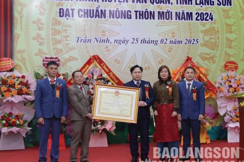 Xã Trấn Ninh, huyện Văn Quan đón bằng công nhận đạt chuẩn nông thôn mới