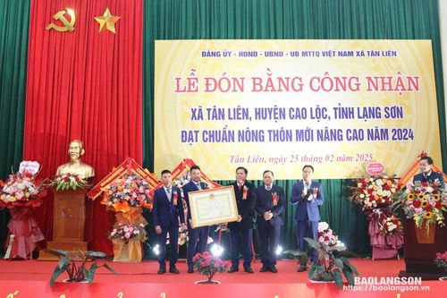 Xã Tân Liên đón bằng công nhận đạt chuẩn nông thôn mới nâng cao