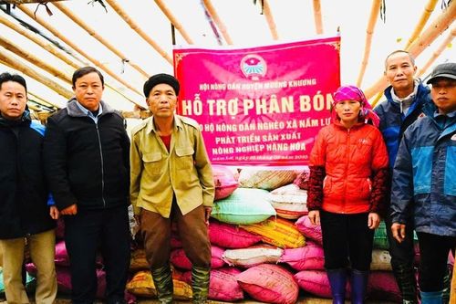 Hỗ trợ 10 tấn phân bón cho hội viên, nông dân nghèo xã Nấm Lư