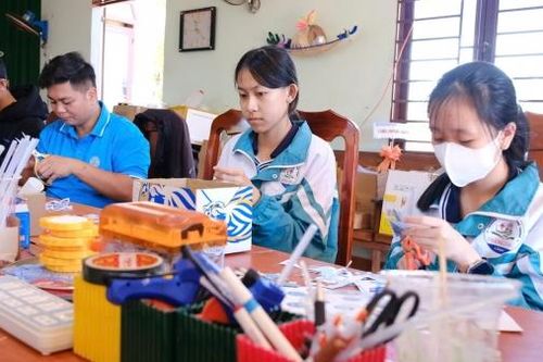 Tạo sản phẩm độc đáo từ phế liệu