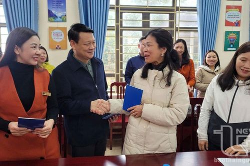 Tặng quà người lao động có hoàn cảnh khó khăn