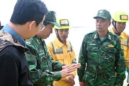 Huy động lực lượng xử lý sự cố dầu tràn vón cục trôi dạt vào khu vực bờ biển
