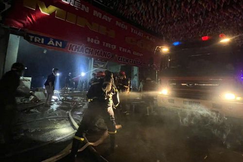 Kon Tum: Tiệm sửa xe bốc cháy dữ dội, toàn bộ tài sản bị thiêu rụi