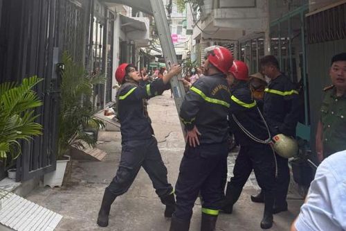 Cảnh sát mất hơn 1 giờ thuyết phục cô gái bỏ ý định nhảy lầu