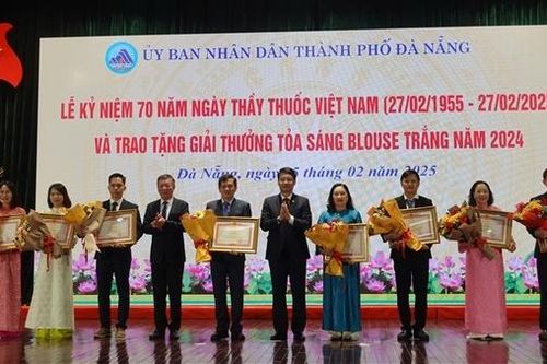 Đà Nẵng trao giải thưởng 'Tỏa sáng Blouse trắng'