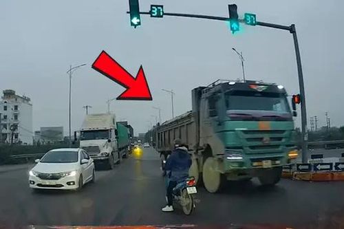 Xe tải lấn làn đường ngược chiều trước nút giao